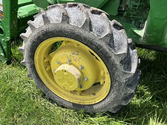 Image of John Deere 5055E equipment image 4