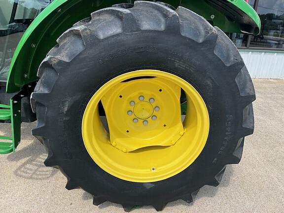 Image of John Deere 5055E equipment image 4