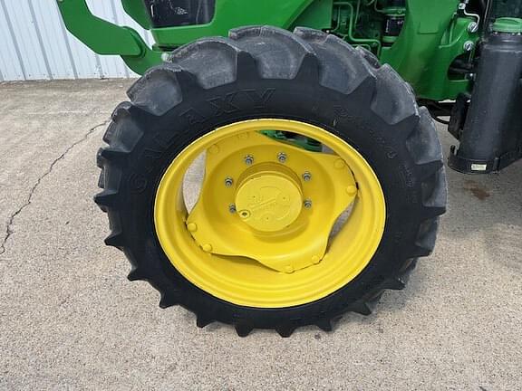 Image of John Deere 5055E equipment image 1