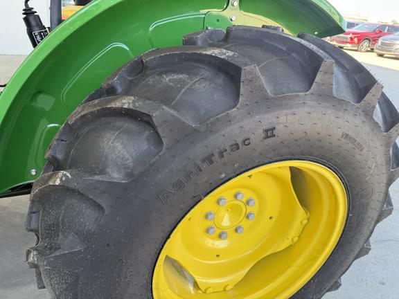 Image of John Deere 5055E equipment image 3