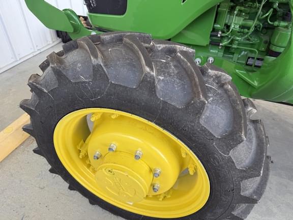 Image of John Deere 5055E equipment image 4