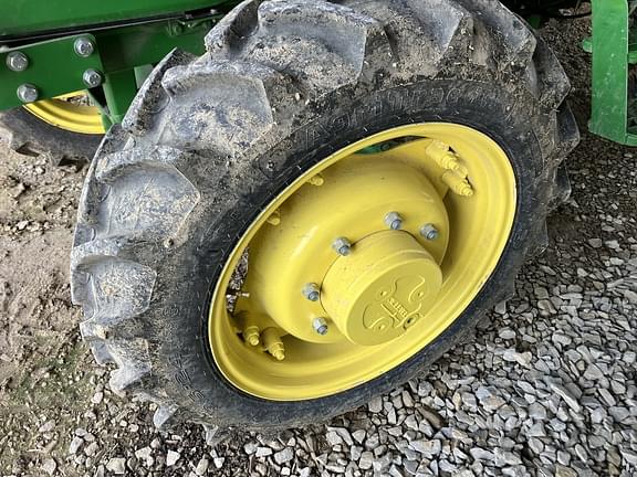 Image of John Deere 5055E equipment image 4