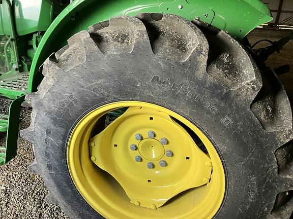 Image of John Deere 5055E equipment image 4