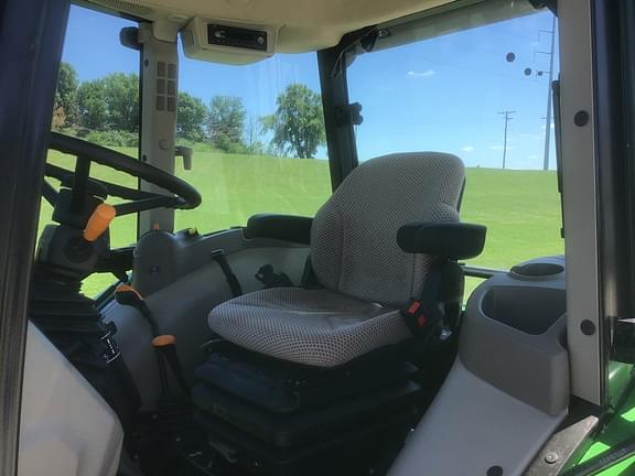 Image of John Deere 5060E equipment image 3