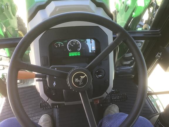 Image of John Deere 5060E equipment image 4