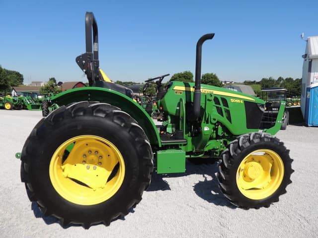 Image of John Deere 5065E equipment image 3