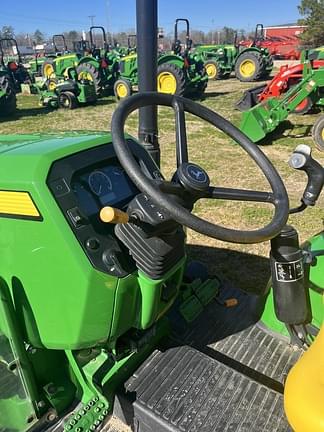 Image of John Deere 5065E equipment image 3