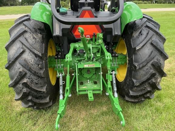 Image of John Deere 5065E equipment image 3