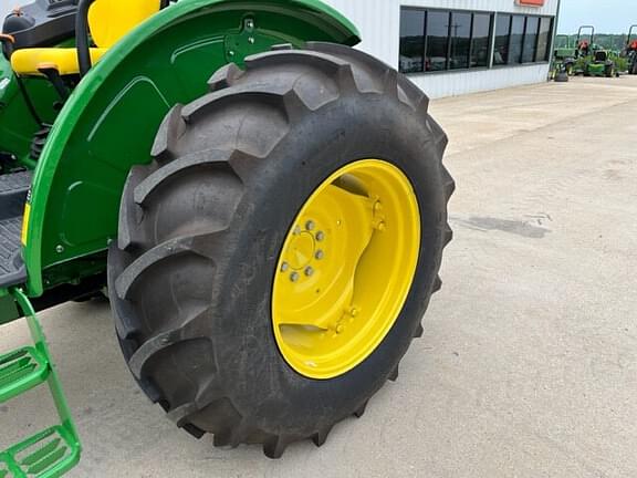 Image of John Deere 5065E equipment image 2