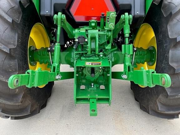 Image of John Deere 5065E equipment image 4