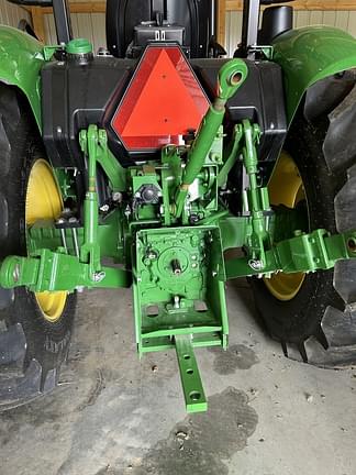 Image of John Deere 5065E equipment image 4