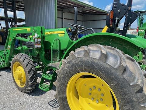 Image of John Deere 5065E equipment image 4