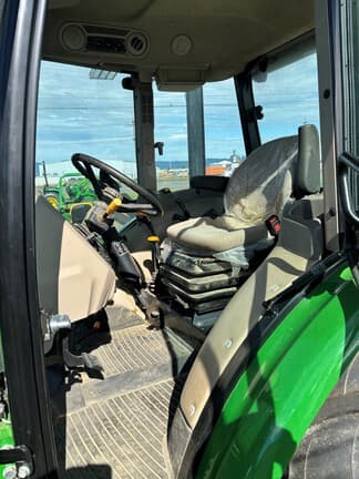 Image of John Deere 5065E equipment image 4