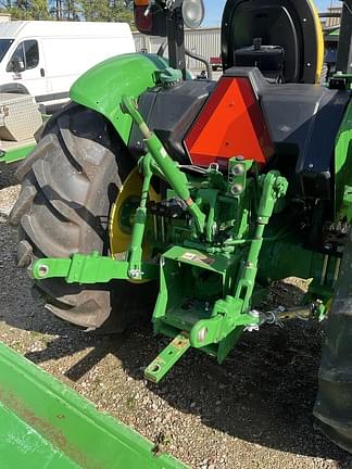 Image of John Deere 5065E equipment image 4