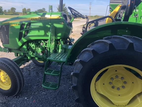 Image of John Deere 5065E equipment image 1