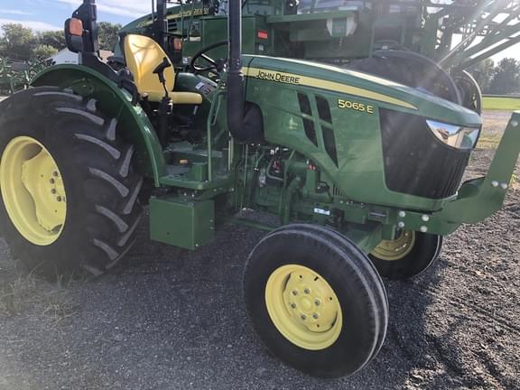 Image of John Deere 5065E equipment image 2