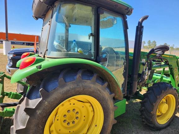 Image of John Deere 5065E equipment image 2