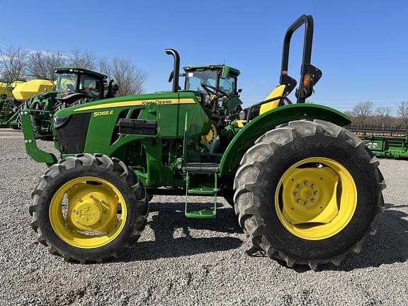 Image of John Deere 5065E equipment image 2