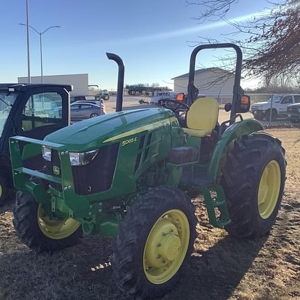 Image of John Deere 5065E equipment image 3