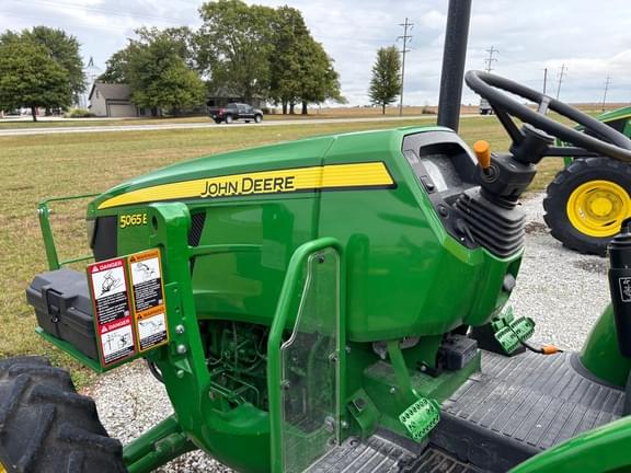 Image of John Deere 5065E equipment image 2