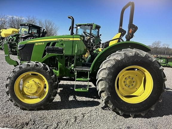 Image of John Deere 5065E equipment image 3