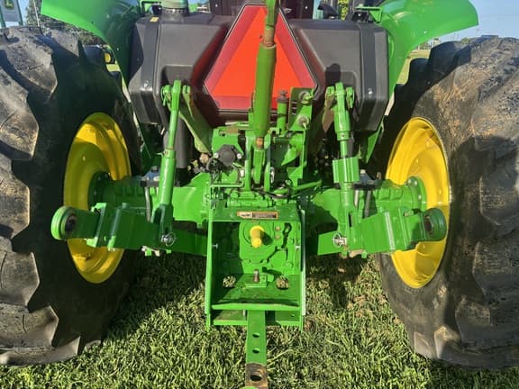 Image of John Deere 5065E equipment image 3