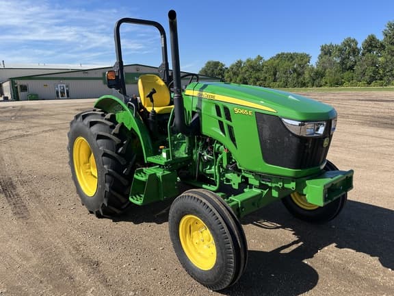 Image of John Deere 5065E equipment image 2