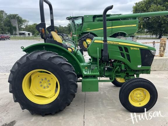 Image of John Deere 5065E equipment image 3