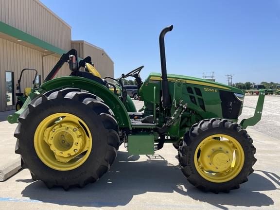 Image of John Deere 5065E equipment image 4