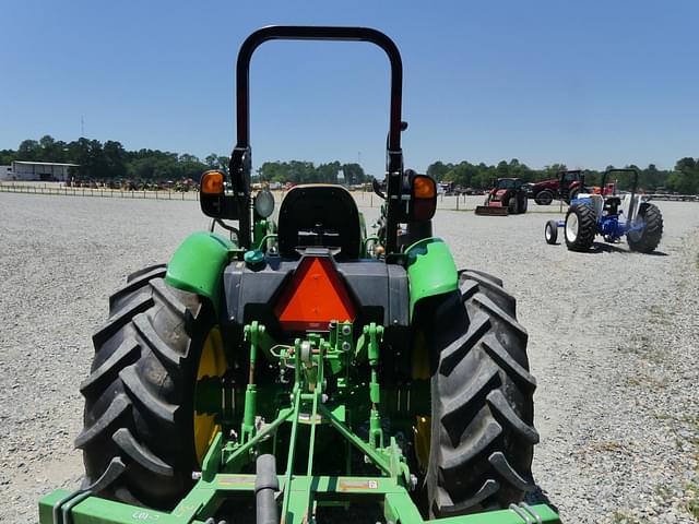Image of John Deere 5065E equipment image 3