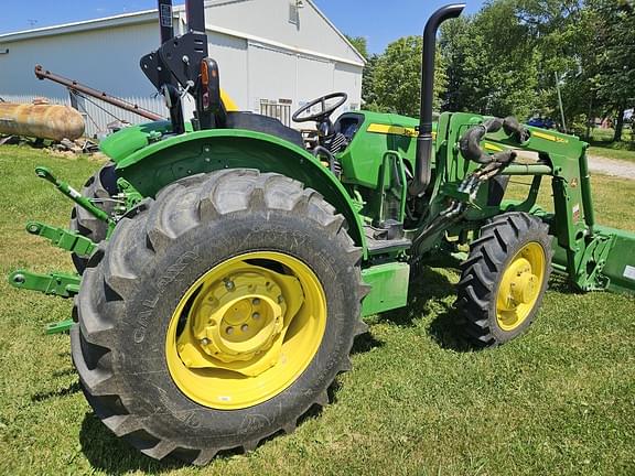 Image of John Deere 5065E equipment image 4