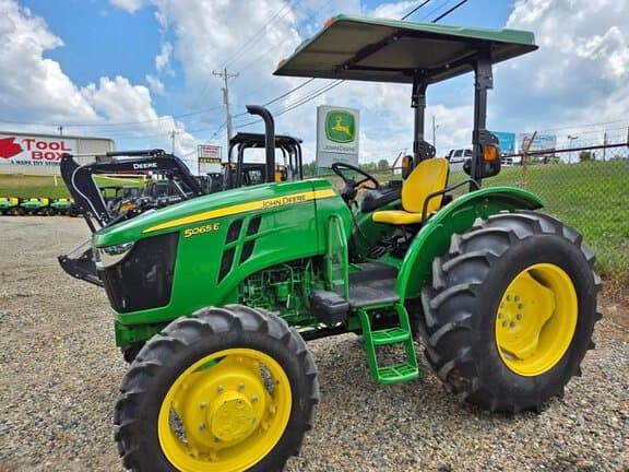 Image of John Deere 5065E equipment image 3