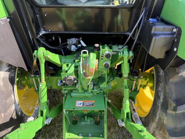Image of John Deere 5065E equipment image 4