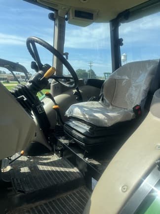 Image of John Deere 5065E equipment image 2