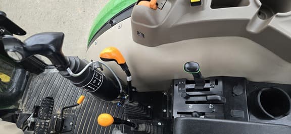 Image of John Deere 5075E equipment image 4