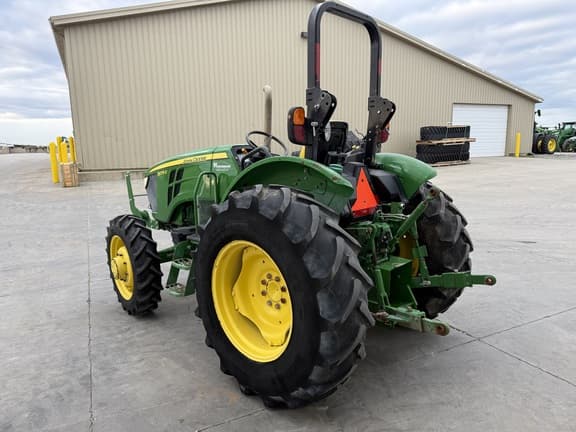 Image of John Deere 5075E equipment image 4
