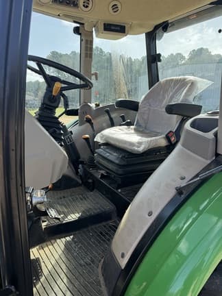Image of John Deere 5075E equipment image 4