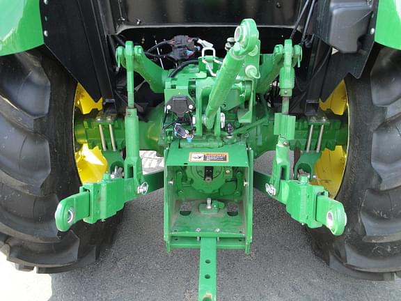 Image of John Deere 5075E equipment image 4