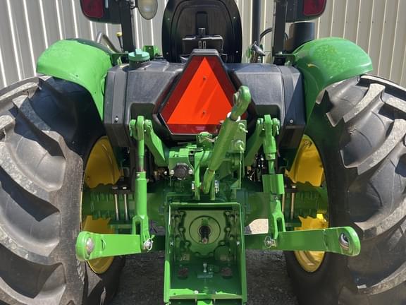 Image of John Deere 5075E equipment image 4