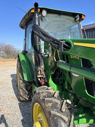 Image of John Deere 5075E equipment image 4