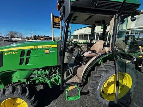 Image of John Deere 5075GV equipment image 4