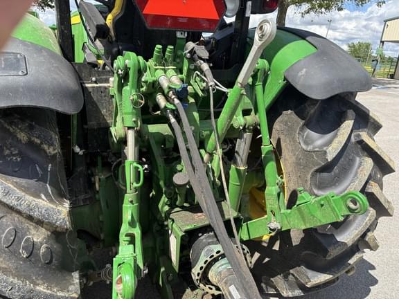 Image of John Deere 5075M equipment image 4
