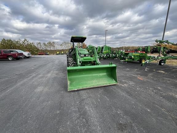 Image of John Deere 5075M equipment image 4