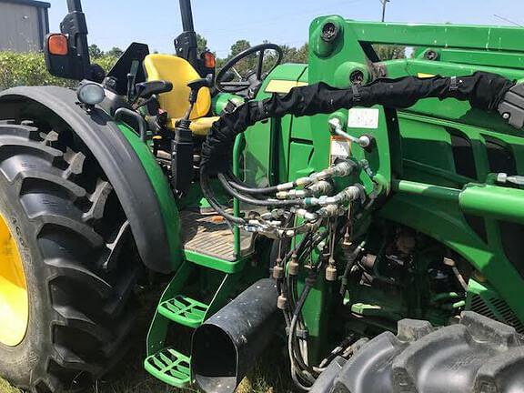 Image of John Deere 5075M equipment image 4