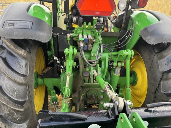 Image of John Deere 5075M equipment image 3