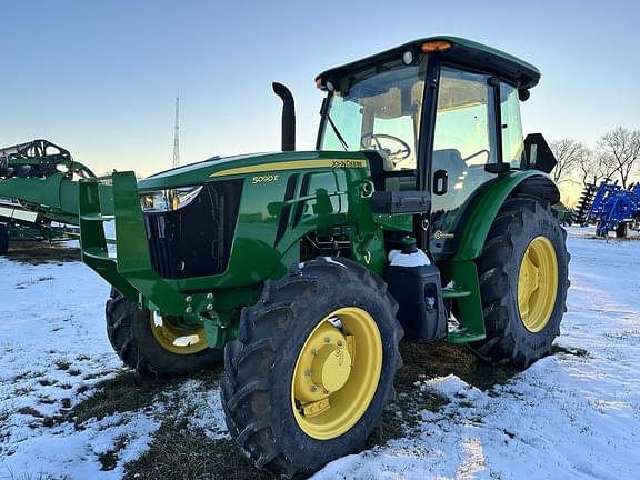 Image of John Deere 5090E equipment image 4