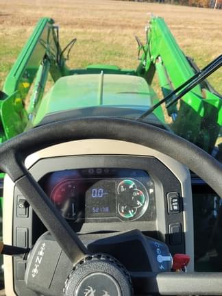 Image of John Deere 5090E equipment image 3