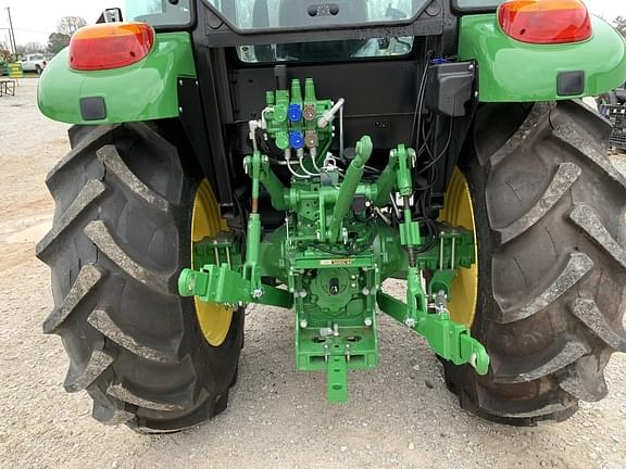 Image of John Deere 5090E equipment image 4