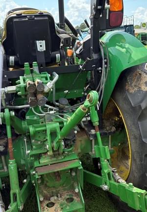 Image of John Deere 5090E equipment image 4