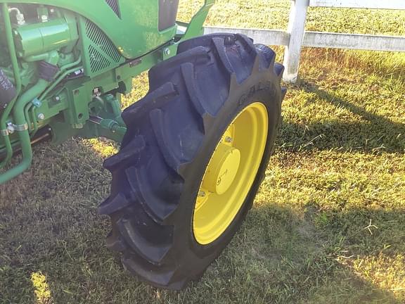 Image of John Deere 5100E equipment image 4